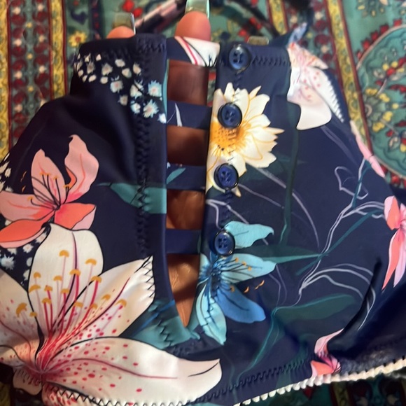 Woman’s bikini top only - Picture 3 of 5